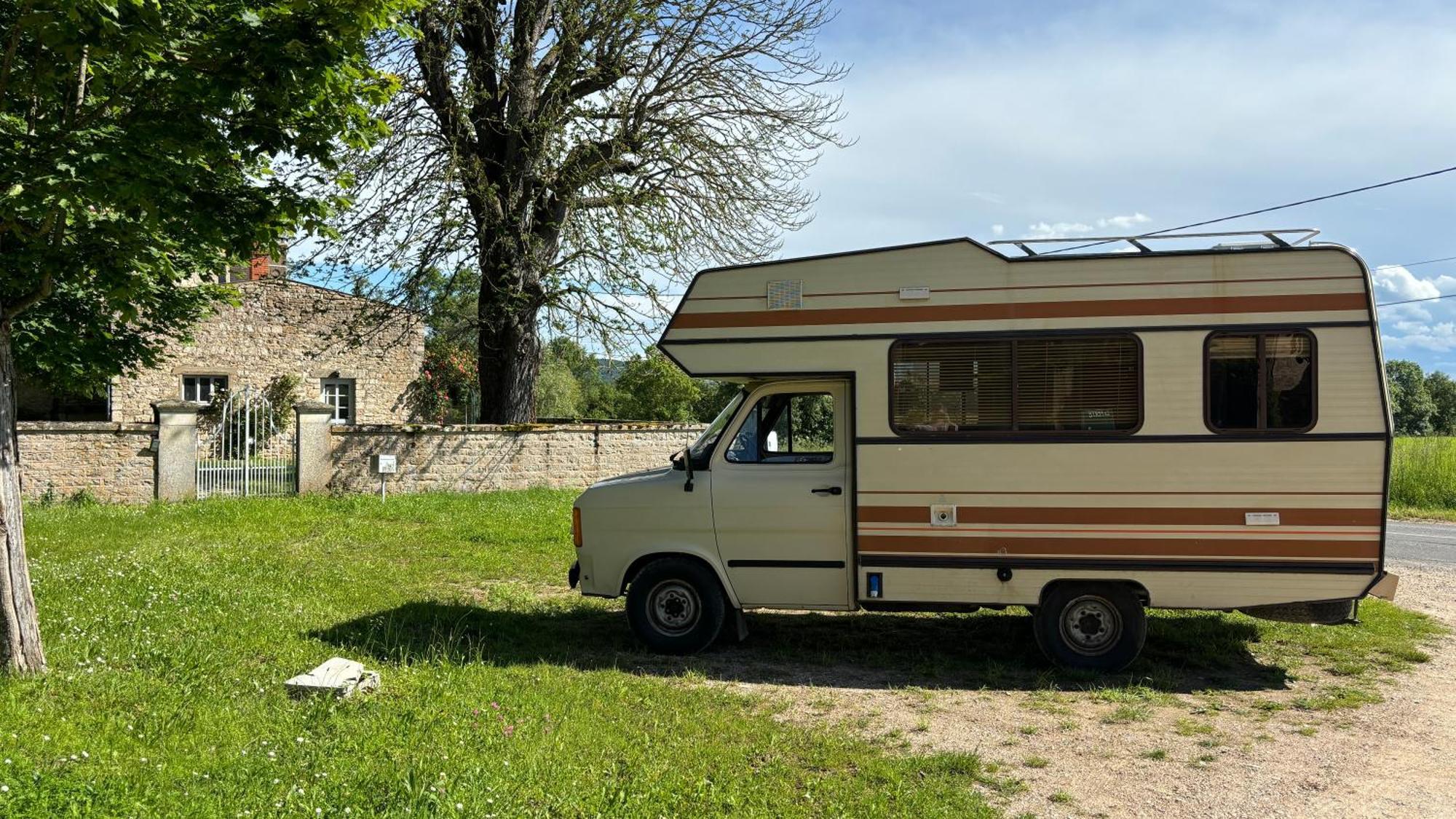 Ficelle, Chambre D'Hotes En Camping Car Vintage Bed & Breakfast Romenay Exterior photo